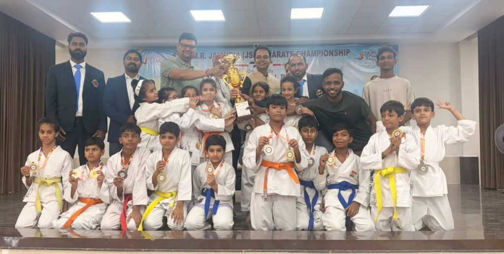 सीएमएस राजाजीपुरम कैंपस-2 ने जीती ओवरऑल चैंपियनशिप ट्रॉफी, कराटे में 18 पदकों पर जमाया कब्जा 2 Photo