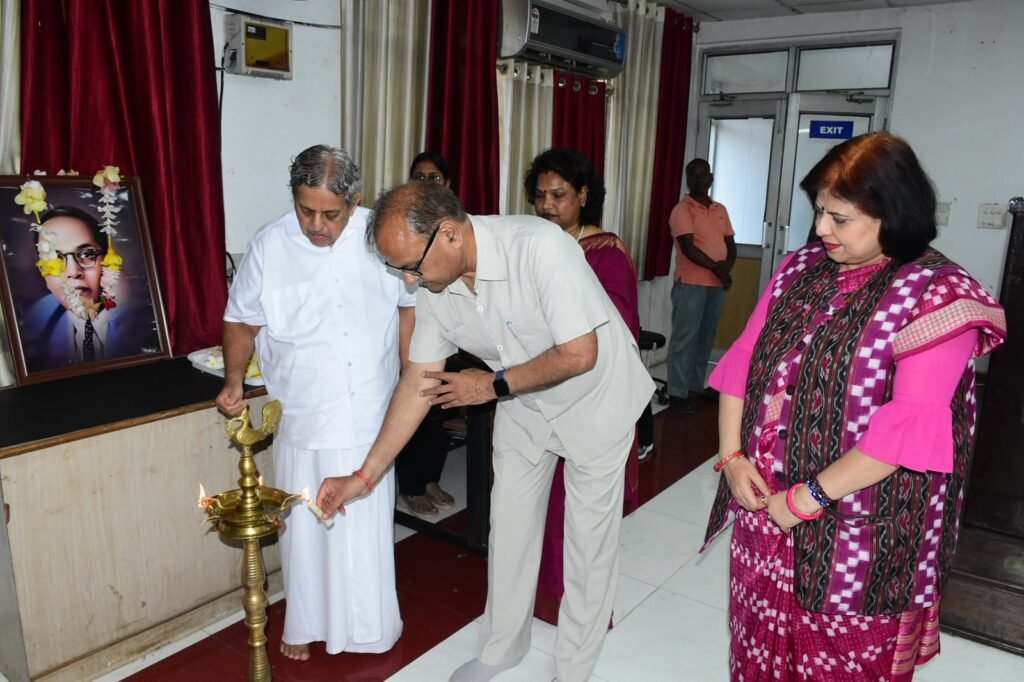 योग से शारीरिक स्वास्थ्य, मानसिक स्थिरता और आत्मिक उन्नति संभव: बीबीएयू में पद्मश्री डॉ. एच.आर. नागेंद्र का विशेष व्याख्यान 2 WhatsApp Image 2026 10 13 at 6.07.14 PM 1