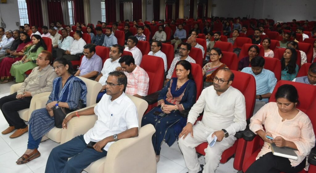 योग से शारीरिक स्वास्थ्य, मानसिक स्थिरता और आत्मिक उन्नति संभव: बीबीएयू में पद्मश्री डॉ. एच.आर. नागेंद्र का विशेष व्याख्यान 5 WhatsApp Image 2026 10 13 at 6.07.14 PM