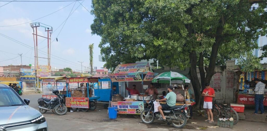 लखनऊ में नगर निगम का अतिक्रमण विरोधी अभियान, आशियाना से तेलीबाग तक फुटपाथों को कराया गया खाली 7 WhatsApp Image 2026 10 14 at 3.57.36 PM 1