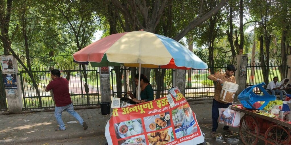 लखनऊ में नगर निगम का अतिक्रमण विरोधी अभियान, आशियाना से तेलीबाग तक फुटपाथों को कराया गया खाली 2 WhatsApp Image 2026 10 14 at 3.58.27 PM