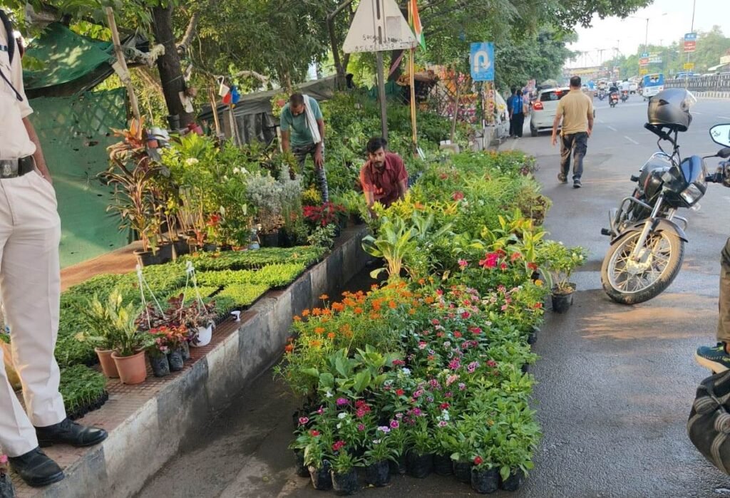 लखनऊ में नगर निगम का अतिक्रमण विरोधी अभियान, आशियाना से तेलीबाग तक फुटपाथों को कराया गया खाली 4 WhatsApp Image 2026 10 14 at 3.58.28 PM