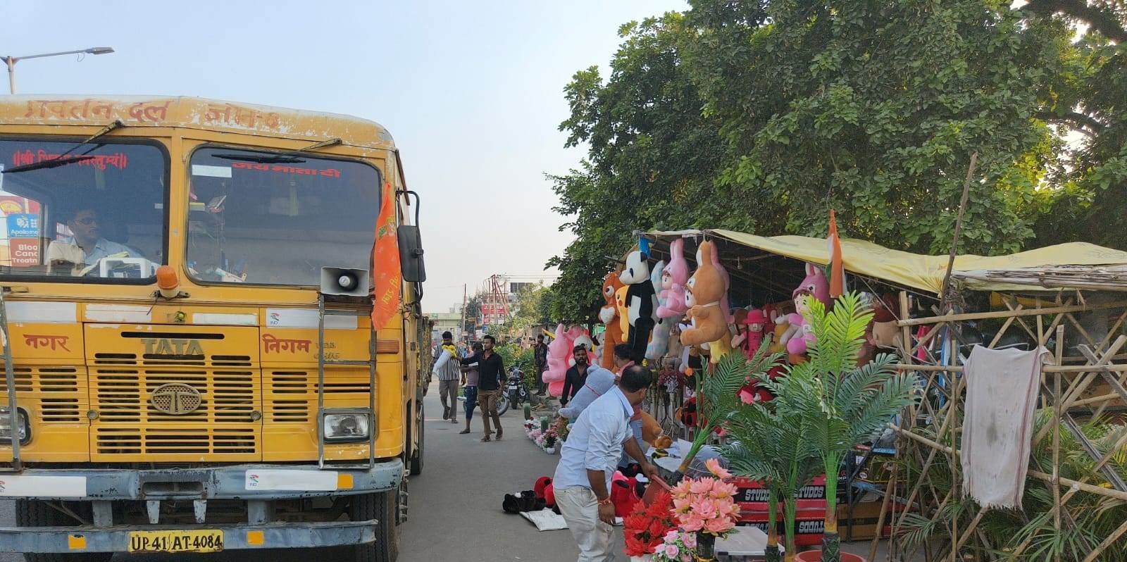 लखनऊ में नगर निगम का अतिक्रमण विरोधी अभियान, आशियाना से तेलीबाग तक फुटपाथों को कराया गया खाली 1 WhatsApp Image 2026 10 14 at 3.58.56 PM 1