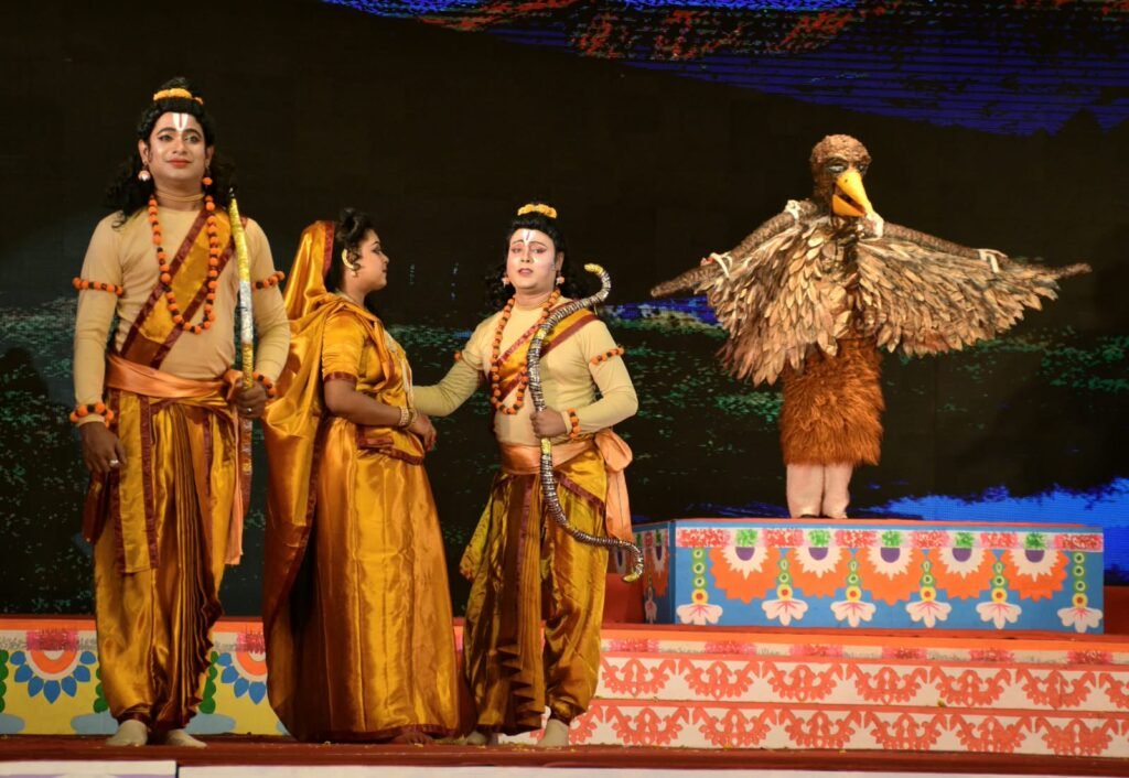 लक्ष्मण रेखा लांघते ही रावण ने किया माता सीता का हरण, ऐशबाग रामलीला में भावुक हुए दर्शक 7 WhatsApp Image 2026 10 16 at 10.20.47 PM 1